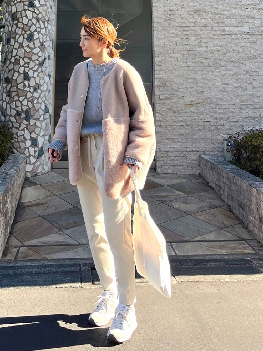 ベージュ系のその他アウター、グレー系のニット/セーター、ホワイト系のトートバッグを着用したレディースの冬コーディネートの2枚目の写真