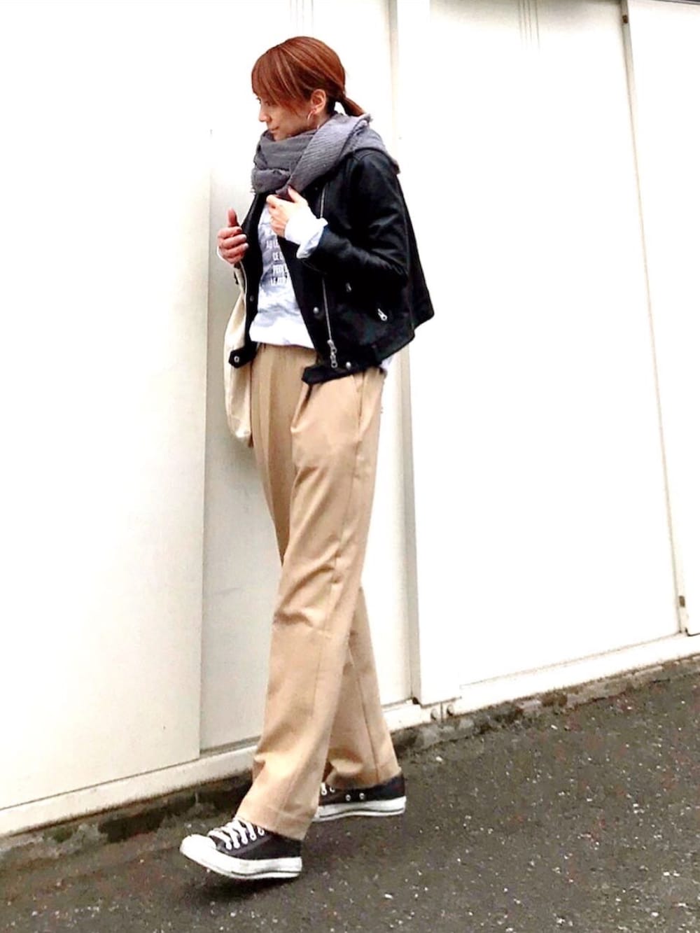 ホワイト系のTシャツ/カットソー、ブラック系のスニーカー、ベージュ系のスラックスを着用したレディースの春コーディネートの2枚目の写真