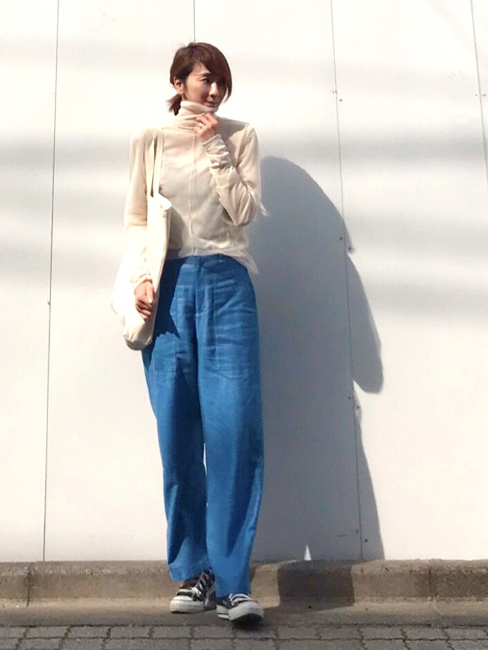 ブルー系のその他パンツ、ホワイト系のTシャツ/カットソー、ホワイト系のトートバッグを着用したレディースの春コーディネートの3枚目の写真