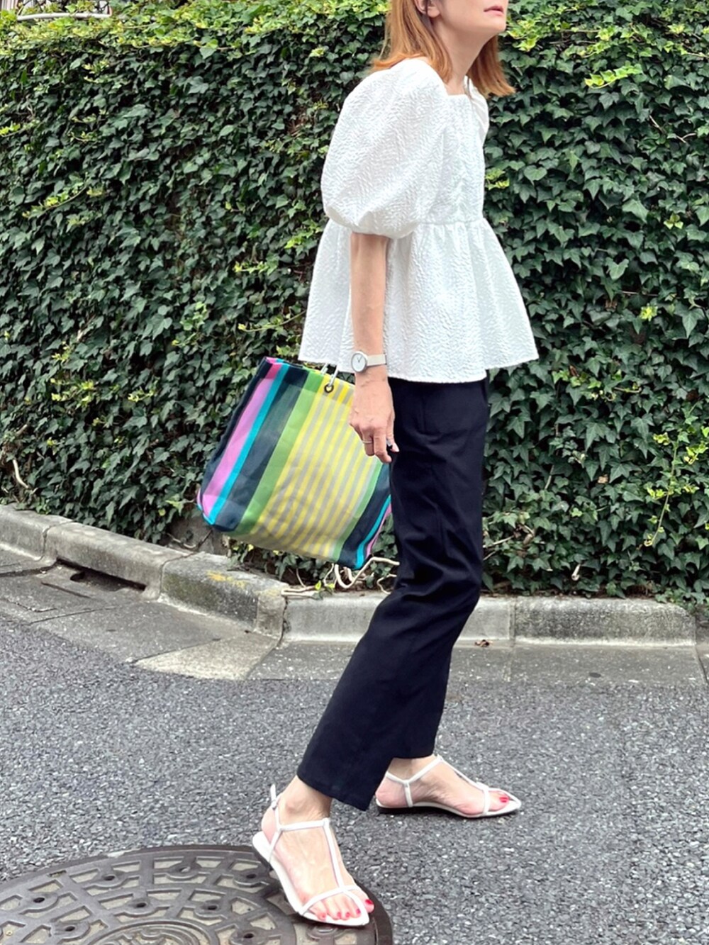 ホワイト系のシャツ/ブラウス、その他のバッグ、ブラック系のパンツを着用したレディースの夏コーディネートの2枚目の写真