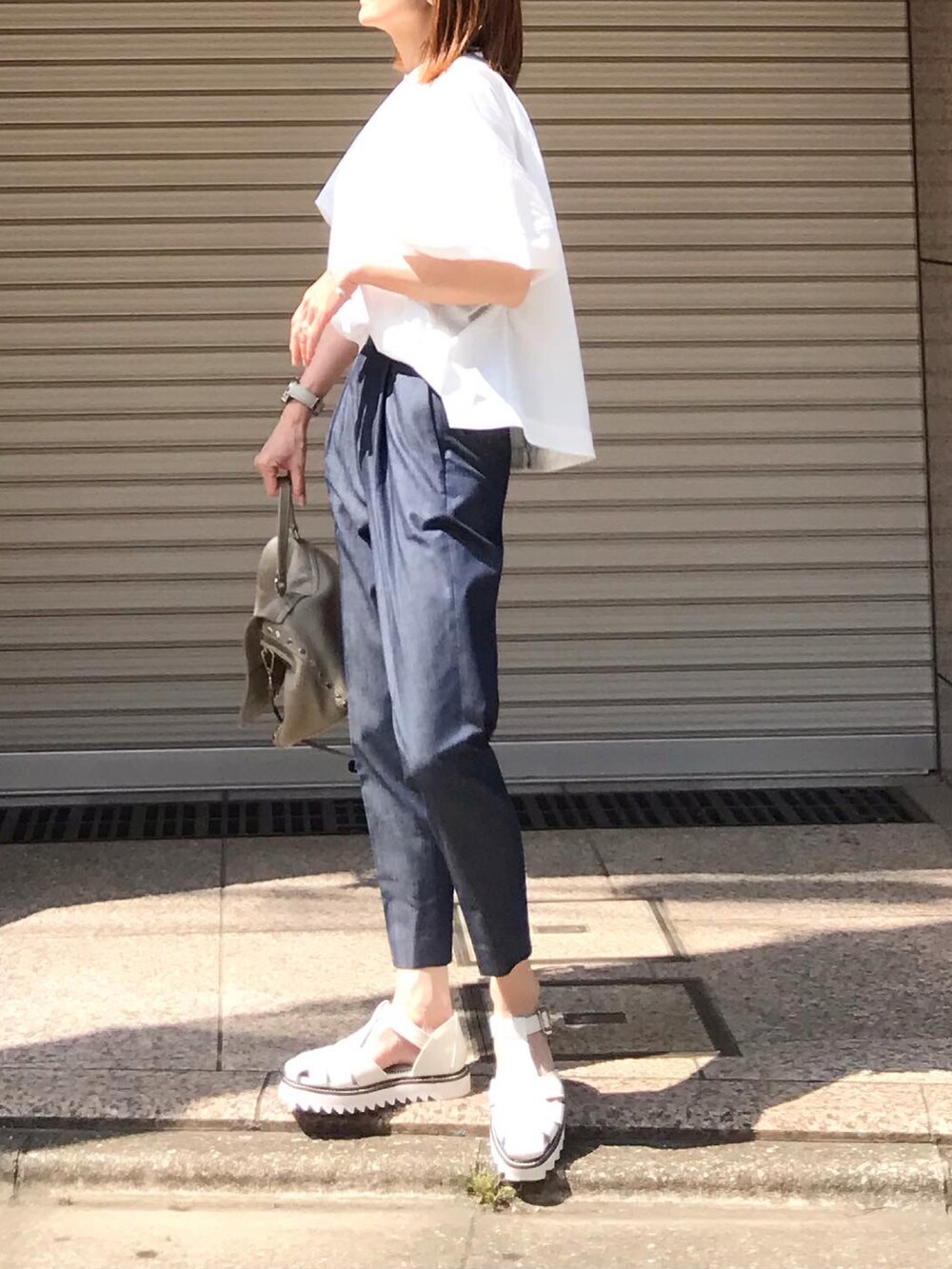 ブルー系のその他パンツ、ホワイト系のシャツ/ブラウス、ホワイト系のサンダルを着用したレディースの春コーディネートの2枚目の写真
