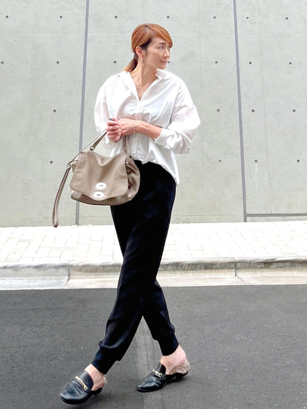 「パンツスタイル、秋先取りコーデ、きれいめカジュアル、シンプルスタイル、シンプルコーデ、リブパンツ、白ブラウス、白シャツ、スリッポン、ファー、パール、黒パンツ、シンプル、モノトーン、モノトーンコーデ」｜「ADAM ET ROPE'のリサイクルジョグパンツ（その他パンツ、ブラック系）」を使った、ＬＵＭＩＥさん（レディース・163cm）の秋コーディネートの3枚目の写真