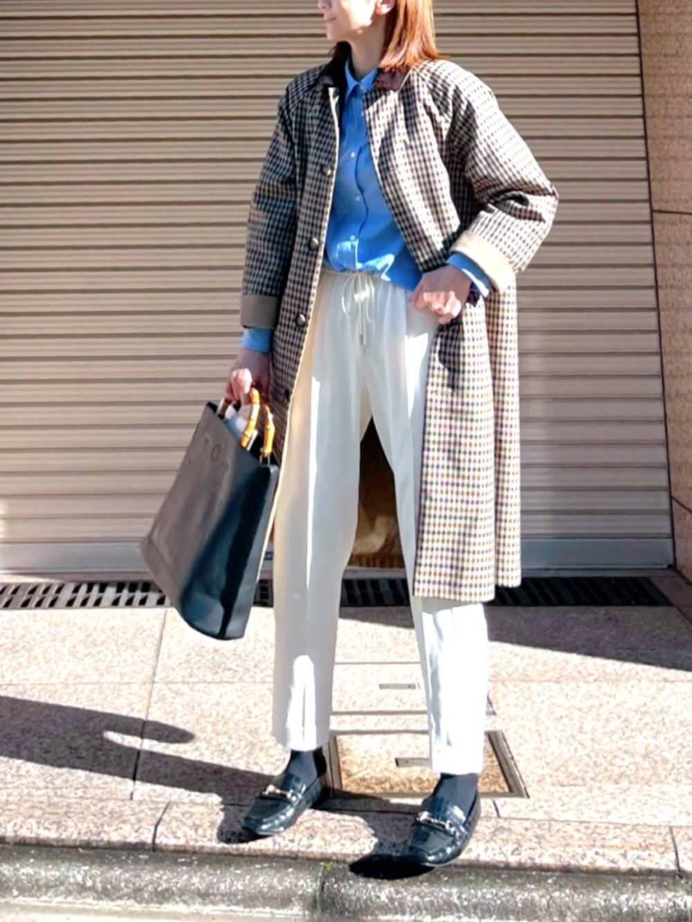 「大人カジュアル、春コーデ、パンツコーデ、着回しコーデ、キレイめカジュアル、ステンカラーコート、トートバッグ、白パンツ、テーパードパンツ、ブルーシャツ、シャツスタイル、シャツコーデ、ローファー、ビットローファー」｜「menueのスクエアトゥカジュアルローファー（ローファー、ブラック系）」を使った、ＬＵＭＩＥさん（レディース・163cm）の冬コーディネートの3枚目の写真