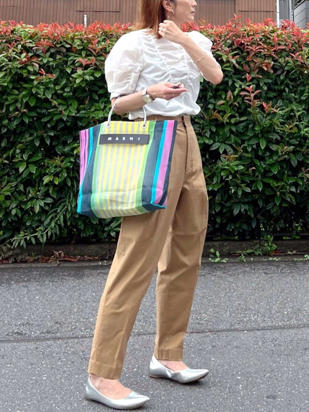 その他のバッグ、ホワイト系のシャツ/ブラウス、イエロー系のチノパンツを着用したレディースの夏コーディネートの2枚目の写真