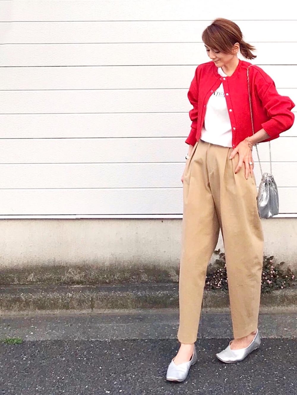 レッド系のカーディガン/ボレロ、ベージュ系のその他パンツ、シルバー系のハンドバッグを着用したレディースの春コーディネートの2枚目の写真