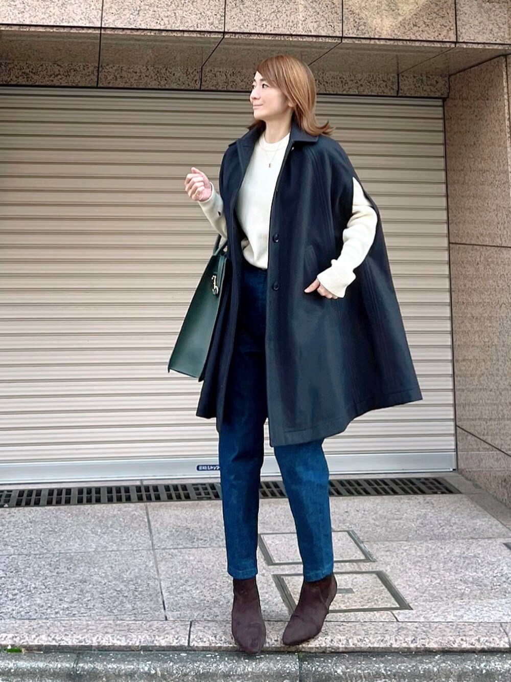 「シンプル、秋冬、オトナ女子、パンツコーデ、ショートブーツ、秋冬コーデ、ポンチョ、ステンカラーコート、デニム、テーパードパンツ、トートバッグ、白ニット」｜「Demi-Luxe BEAMSのLONDON Tradition / EMMA ケープ（ポンチョ、ブルー系）」を使った、ＬＵＭＩＥさん（レディース・163cm）の冬コーディネートの2枚目の写真