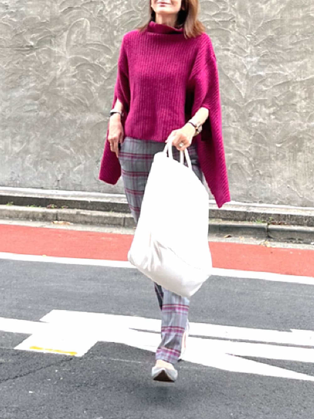 ピンク系のニット/セーター、グレー系のその他パンツ、ホワイト系のトートバッグを着用したレディースの秋コーディネートの2枚目の写真