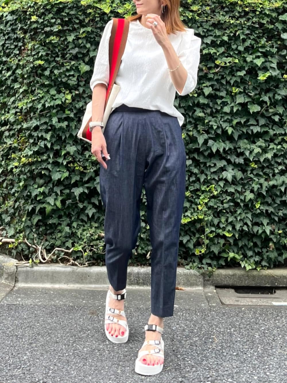 「カジュアルコーデ、今日のコーデ、夏コーデ、パンツスタイル、着回しコーデ、デニムパンツ、サンダル、白サンダル、テーパードパンツ、パワショル、差し色、スポサン」｜「VERMEIL par ienaのリップルパワーショルダーブラウス（シャツ/ブラウス、ホワイト系）」を使った、ＬＵＭＩＥさん（レディース・163cm）の夏コーディネートの2枚目の写真