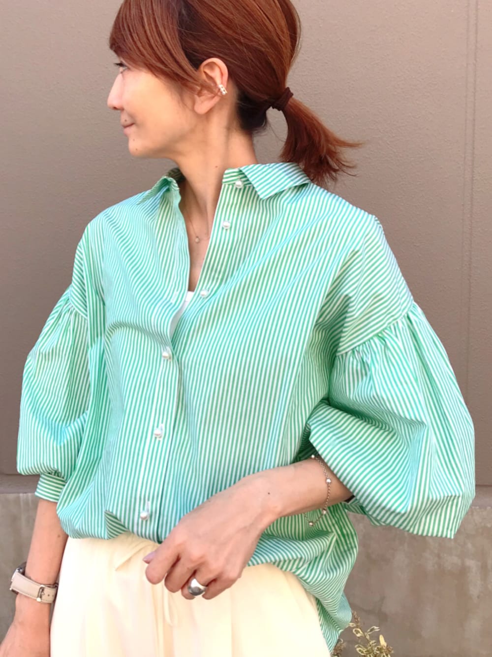 グリーン系のシャツ/ブラウス、ブラウン系のハンドバッグ、ホワイト系のその他パンツを着用したレディースの夏コーディネートの2枚目の写真