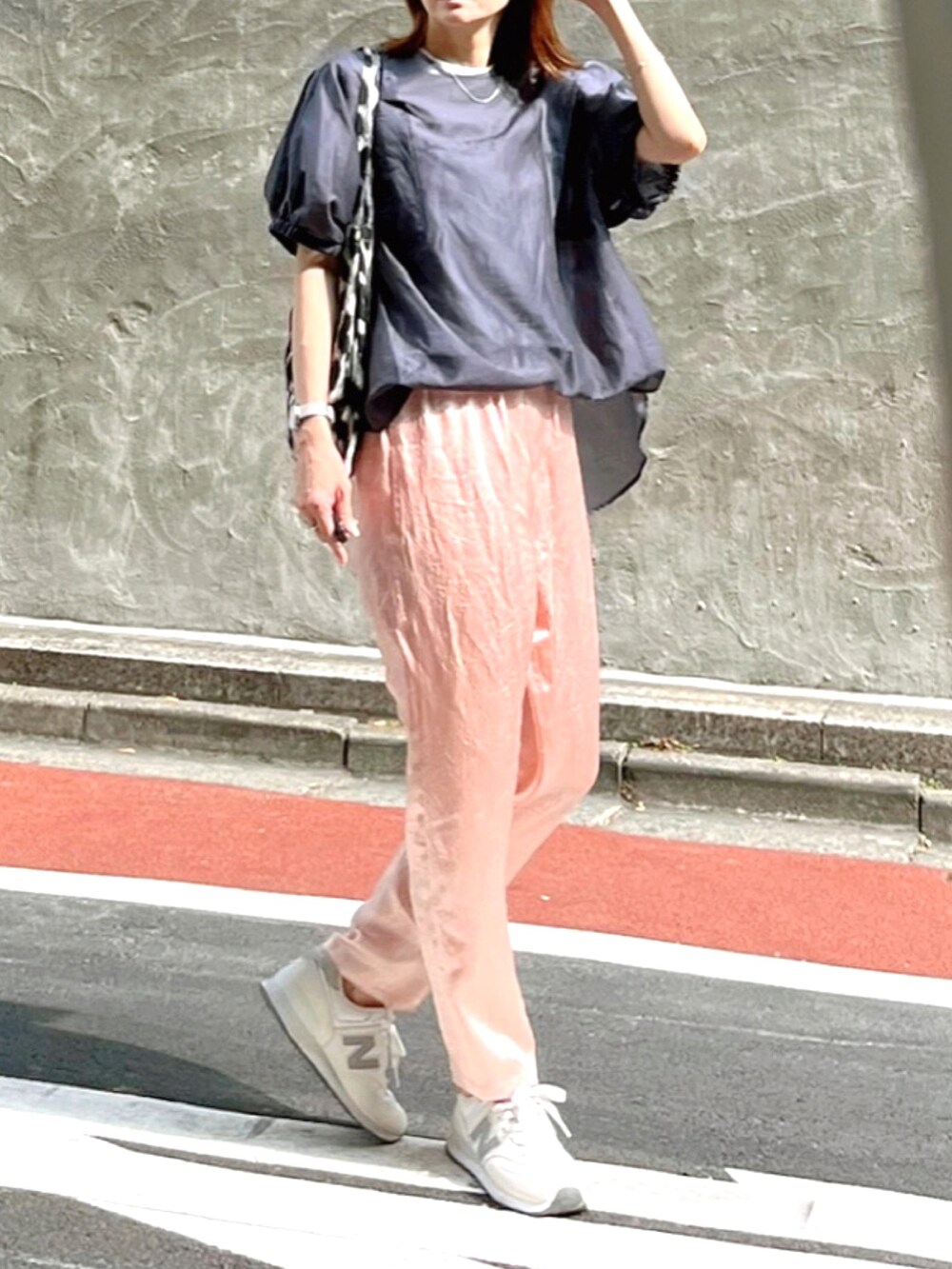 「秋服、大人カジュアル、初秋コーデ、パンツコーデ、今日のコーデ、#秋コーデ、スニーカー、シースルー、白スニーカー、サテンパンツ、ピンクパンツ、ピンク、レイヤードスタイル、トートバッグ、アニマル柄」｜「BEAUTY&YOUTH UNITED ARROWSのBY ロゴレオパードパーテーショントート（トートバッグ、グレー系）」を使った、ＬＵＭＩＥさん（レディース・163cm）の秋コーディネートの3枚目の写真