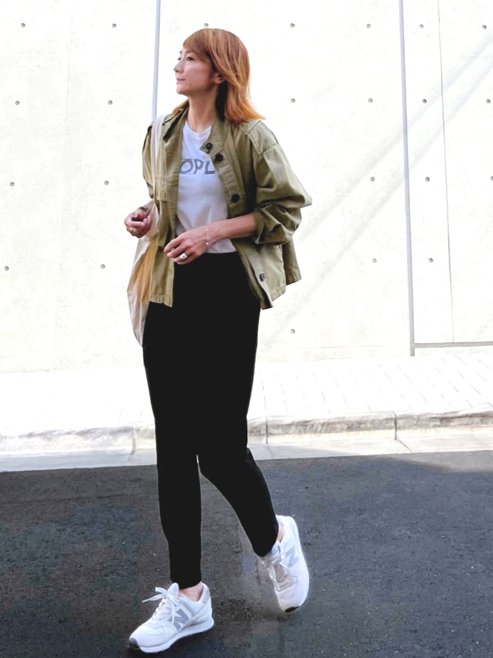 ブラック系のその他パンツ、ホワイト系のTシャツ/カットソー、グリーン系のミリタリージャケットを着用したレディースの秋コーディネートの2枚目の写真