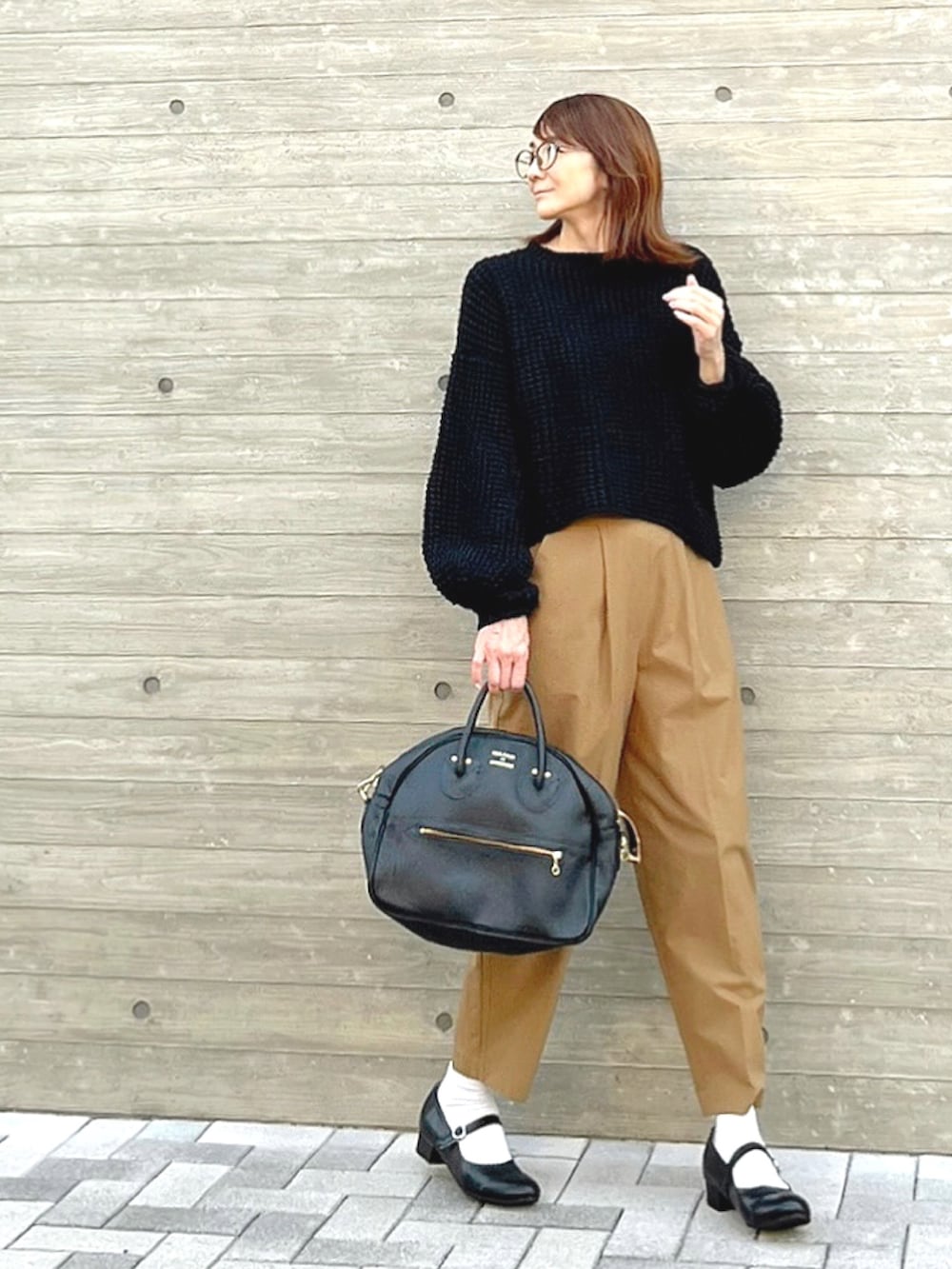 ブラック系のパンプス、イエロー系のその他パンツ、ブラック系のショルダーバッグを着用したレディースの秋コーディネートの4枚目の写真