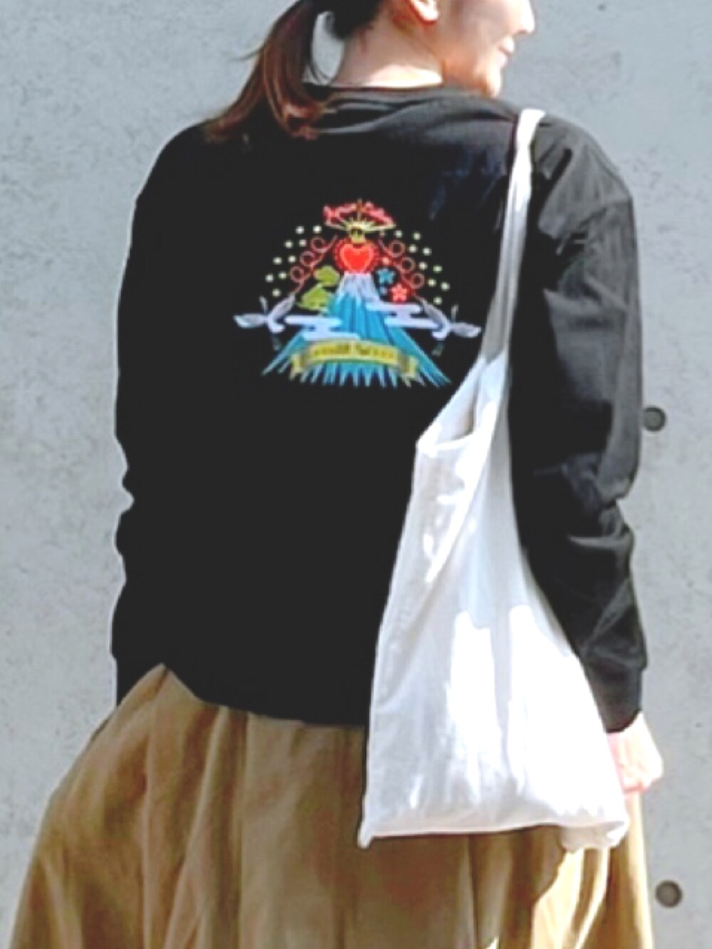 「大人女子、ゆるコーデ、刺繍、刺繍トップス、富士山、マキシスカート、チノスカート、ロンT、Tシャツ、フレアスカート、春コーデ、トートバッグ」｜「myuuaのアイテム（Tシャツ/カットソー、ブラック系）」を使った、ＬＵＭＩＥさん（レディース・163cm）の冬コーディネートの4枚目の写真
