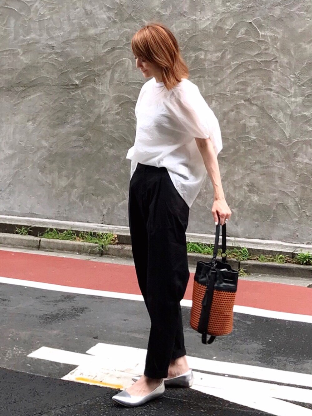 ホワイト系のTシャツ/カットソー、ブラウン系のショルダーバッグ、ブラック系のその他パンツを着用したレディースの夏コーディネートの2枚目の写真