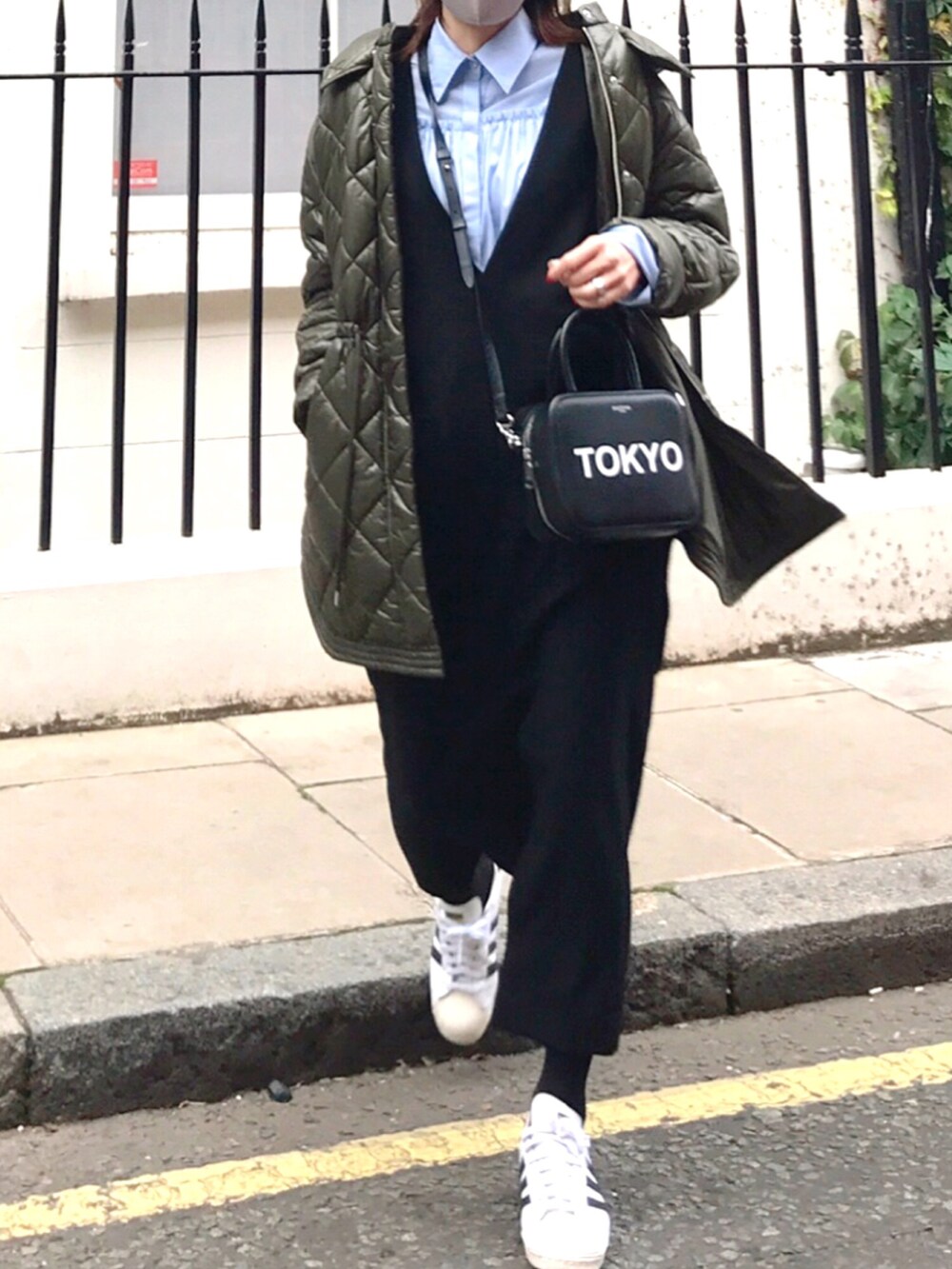 ブラック系のワンピース、ブルー系のシャツ/ブラウス、ブラック系のハンドバッグを着用したレディースの秋コーディネートの2枚目の写真