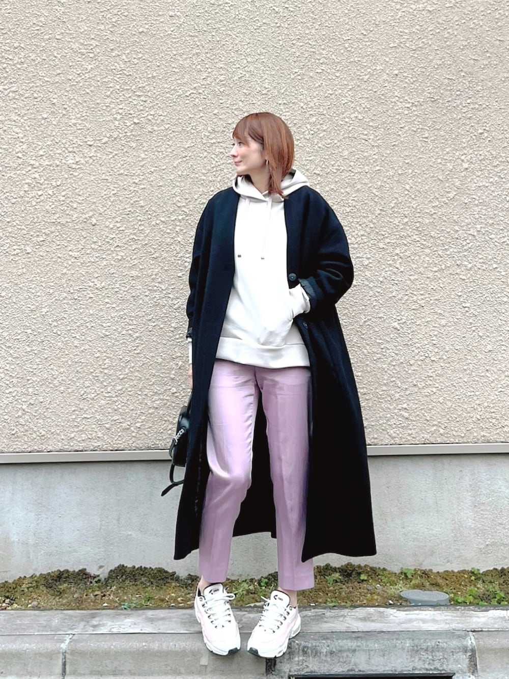 「大人女子、おでかけコーデ、楽チンコーデ、パーカー、パーカーコーデ、パーカースタイル、テーパードパンツ、白スニーカー、サテンパンツ、ダンボールニット」|「Emma Taylorの【再入荷!】サイドジップダンボールニットフーディー(パーカー、ベージュ系)」を使った、LUMIEさん(レディース・163cm)の冬コーディネートの5枚目の写真