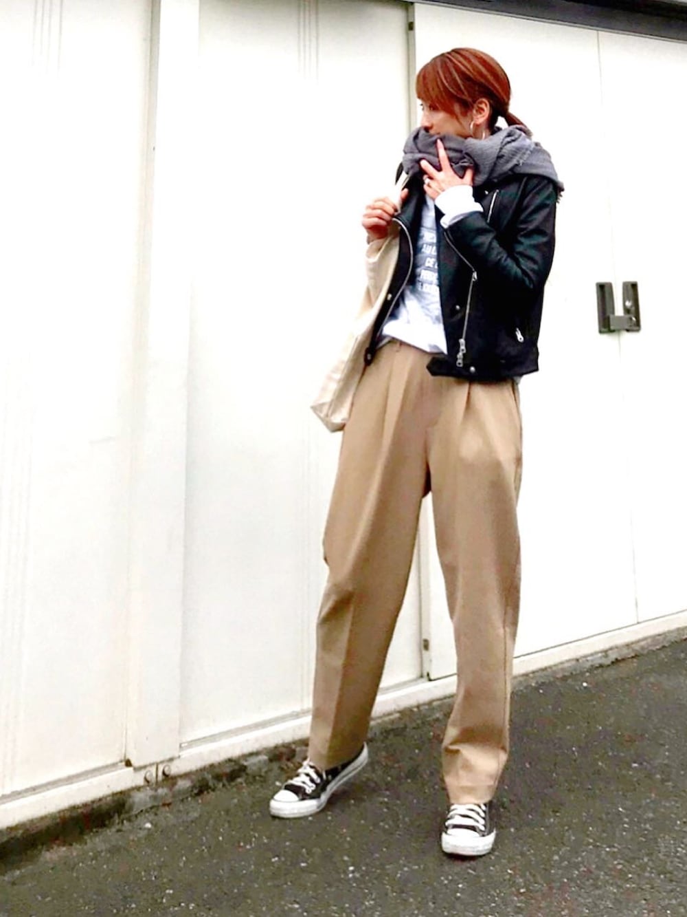 ホワイト系のTシャツ/カットソー、ブラック系のスニーカー、ベージュ系のスラックスを着用したレディースの春コーディネートの4枚目の写真