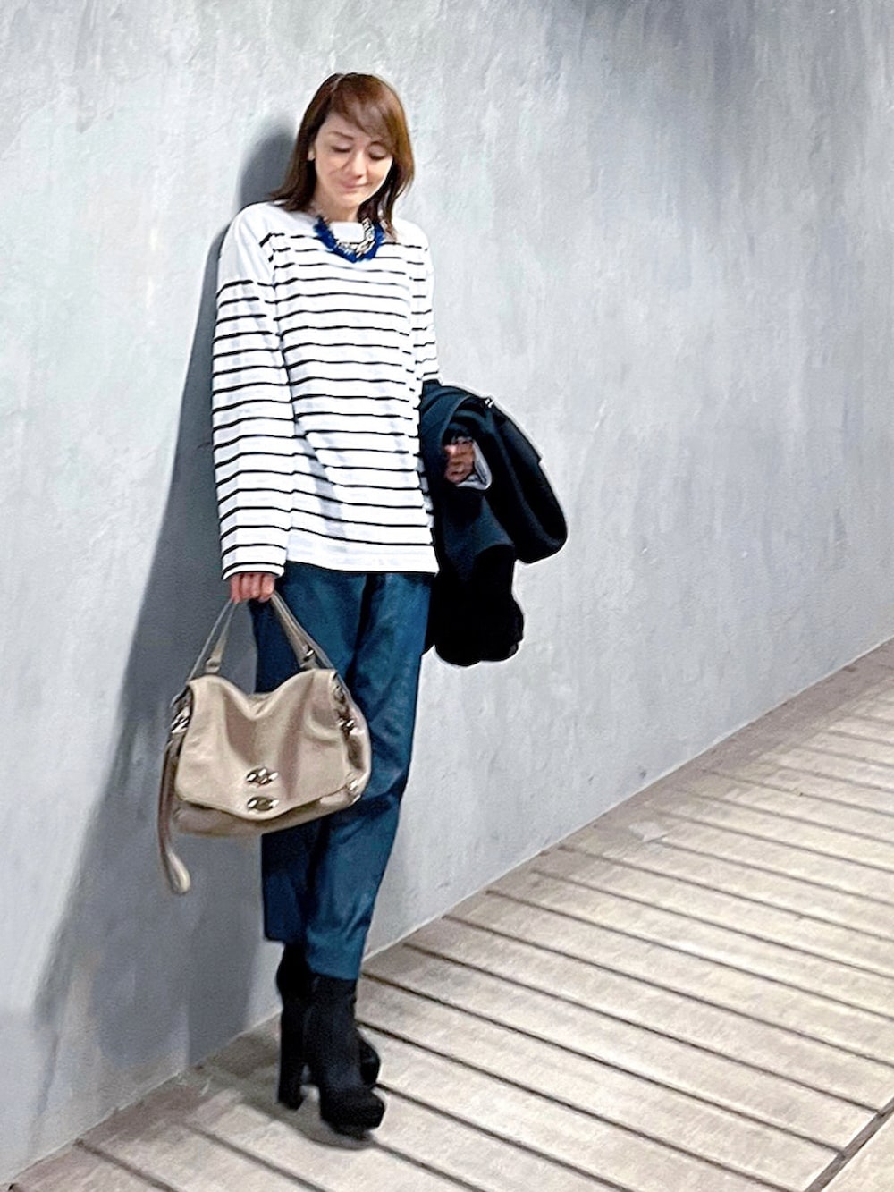 ホワイト系のTシャツ/カットソー、ブルー系のその他パンツ、ブラック系のブーツを着用したレディースの春コーディネートの2枚目の写真