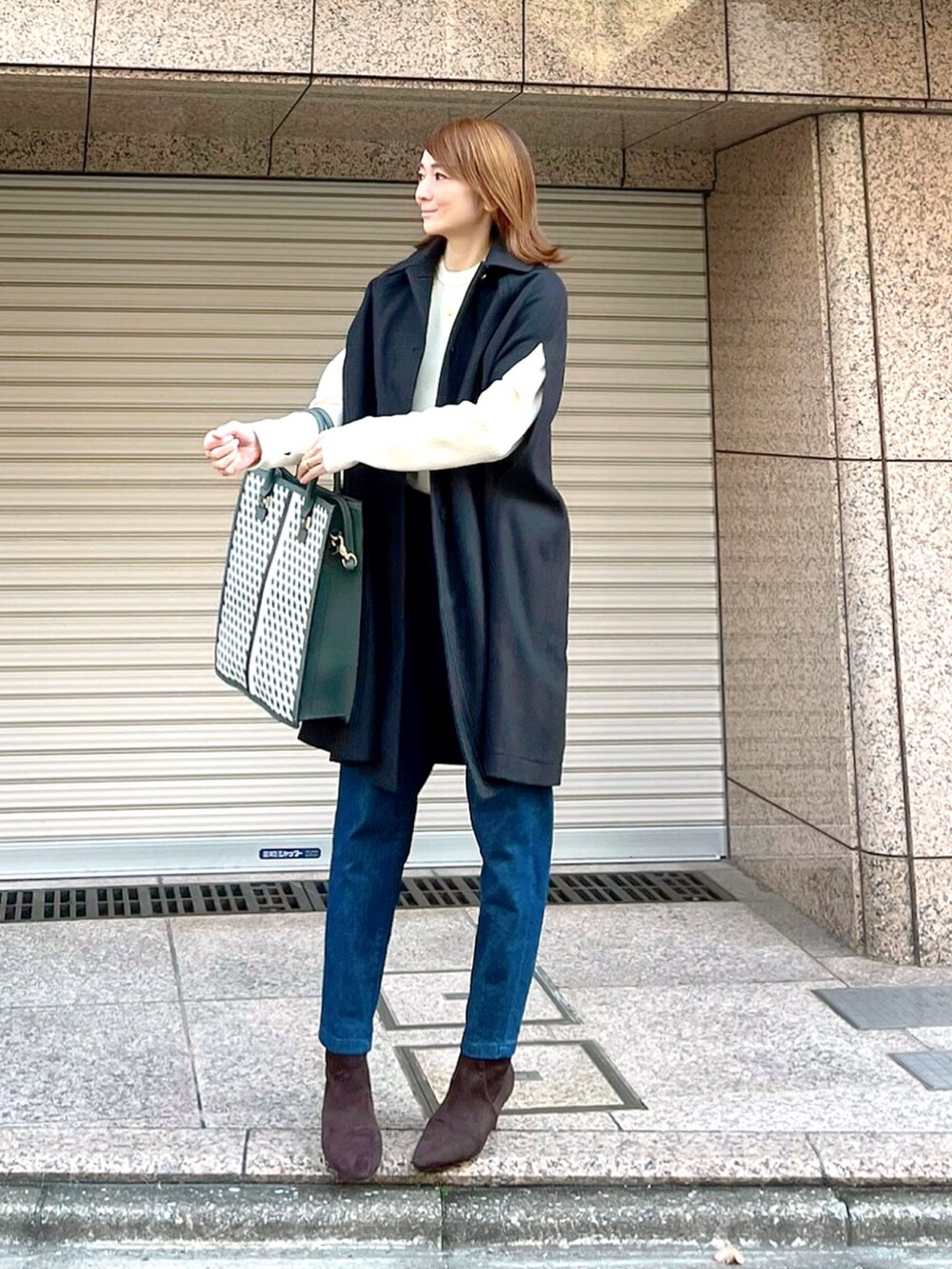 「シンプル、秋冬、オトナ女子、パンツコーデ、ショートブーツ、秋冬コーデ、ポンチョ、ステンカラーコート、デニム、テーパードパンツ、トートバッグ、白ニット」｜「Demi-Luxe BEAMSのLONDON Tradition / EMMA ケープ（ポンチョ、ブルー系）」を使った、ＬＵＭＩＥさん（レディース・163cm）の冬コーディネートの3枚目の写真