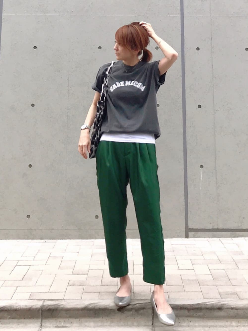 ブラック系のTシャツ/カットソー、グリーン系のその他パンツ、シルバー系のシューズを着用したレディースの夏コーディネートの2枚目の写真