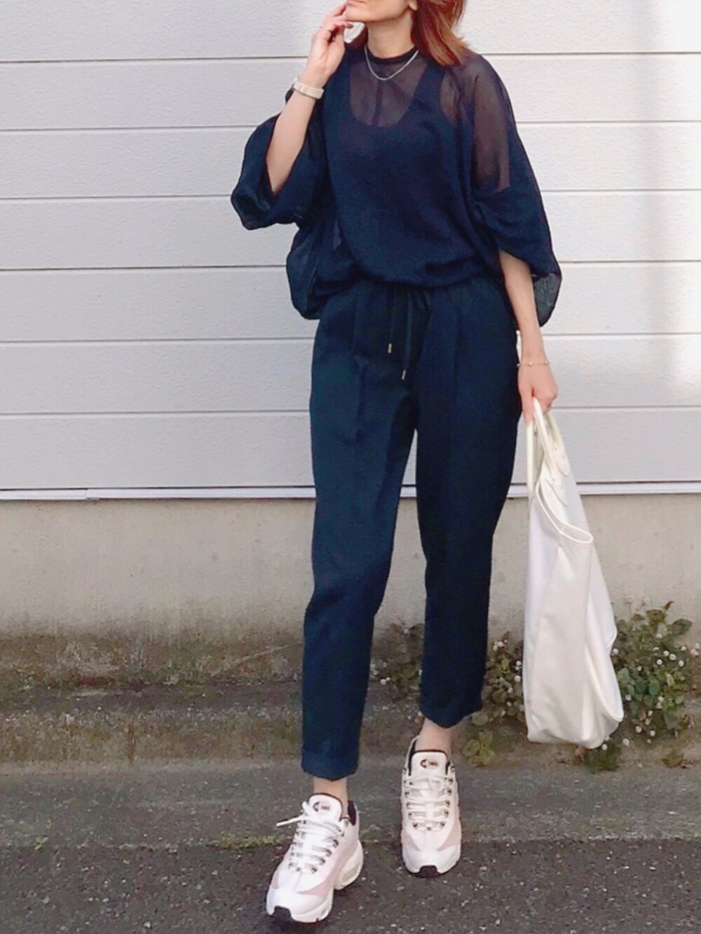 ホワイト系のスニーカー、ブルー系のシャツ/ブラウス、ブルー系のその他パンツを着用したレディースの夏コーディネートの4枚目の写真