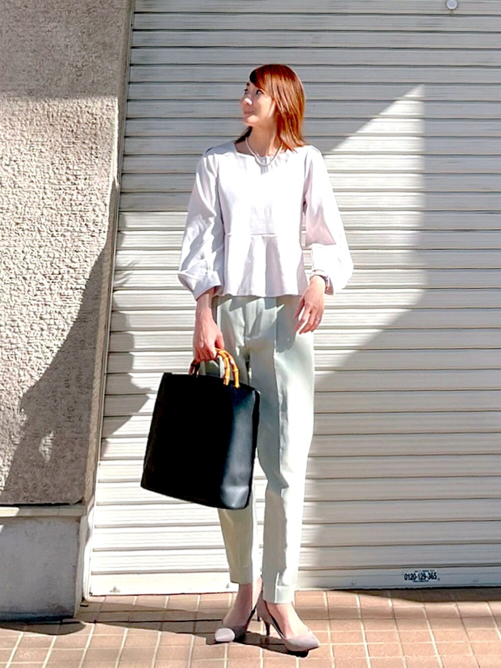 グレー系のTシャツ/カットソー、グリーン系のその他パンツ、グレー系のパンプスを着用したレディースの春コーディネートの3枚目の写真