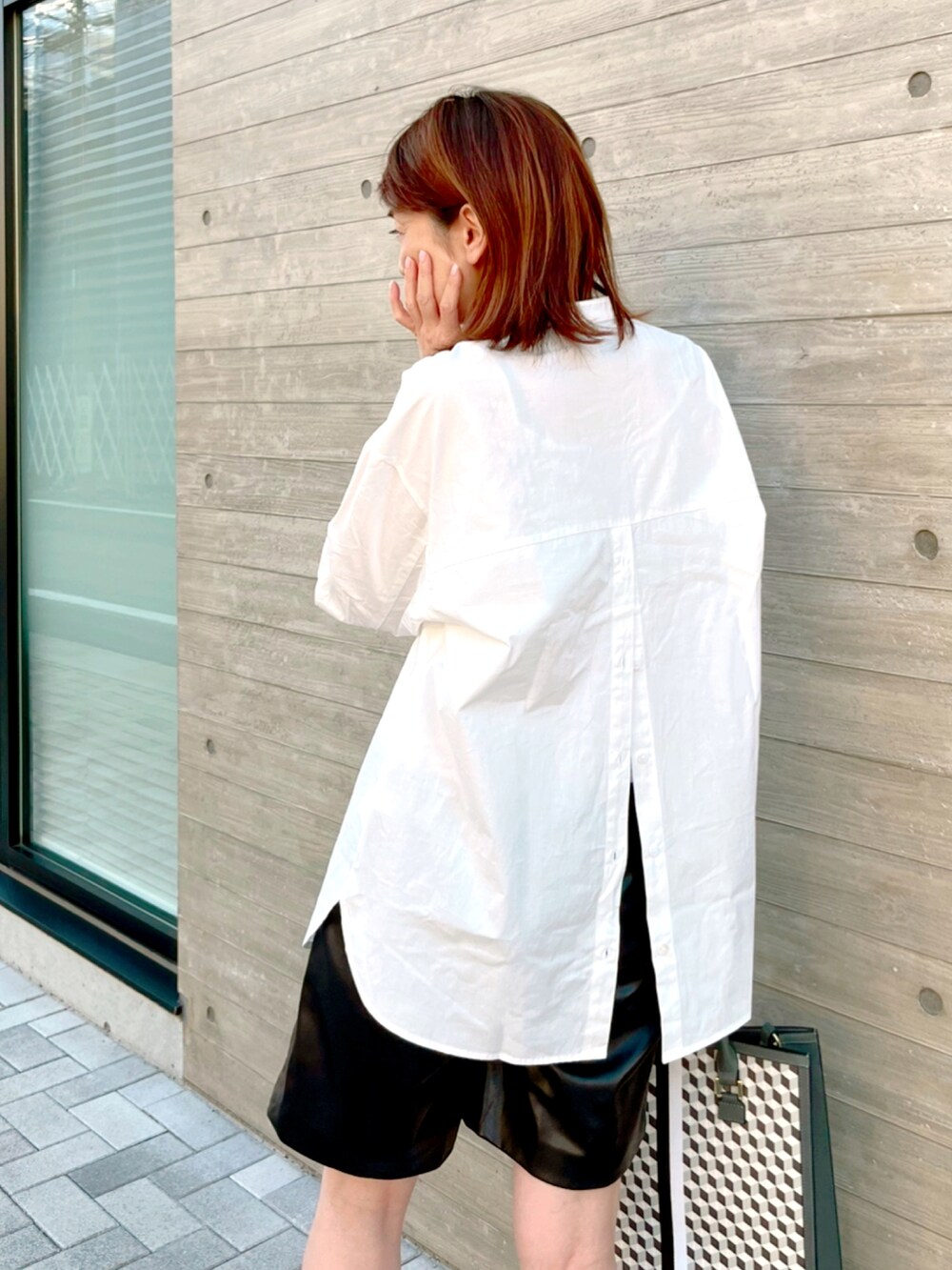 ホワイト系のシャツ/ブラウス、ブラック系のその他パンツ、ホワイト系のローファーを着用したレディースの秋コーディネートの3枚目の写真