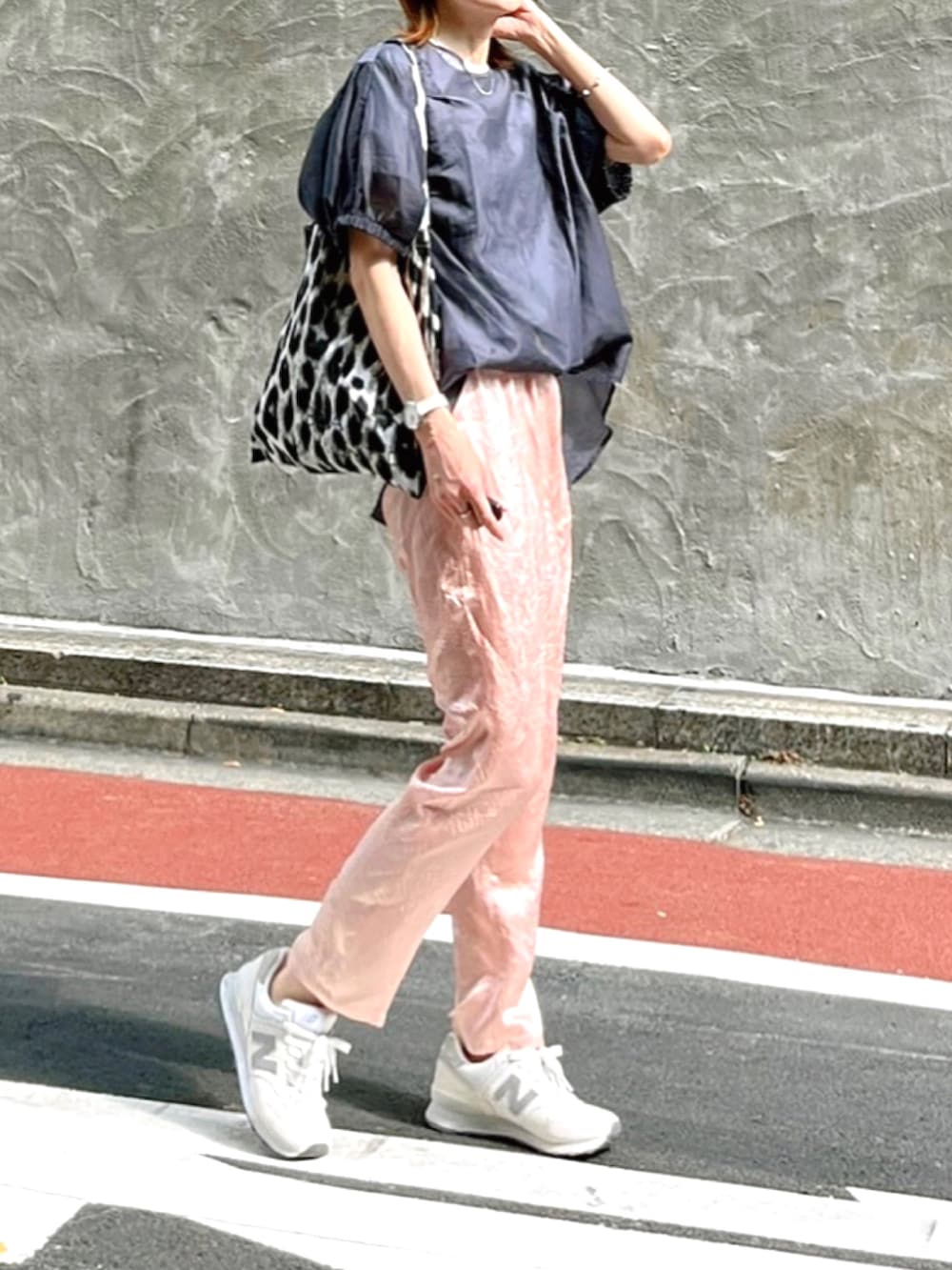 「秋服、大人カジュアル、初秋コーデ、パンツコーデ、今日のコーデ、#秋コーデ、スニーカー、シースルー、白スニーカー、サテンパンツ、ピンクパンツ、ピンク、レイヤードスタイル、トートバッグ、アニマル柄」｜「BEAUTY&YOUTH UNITED ARROWSのBY ロゴレオパードパーテーショントート（トートバッグ、グレー系）」を使った、ＬＵＭＩＥさん（レディース・163cm）の秋コーディネートの2枚目の写真