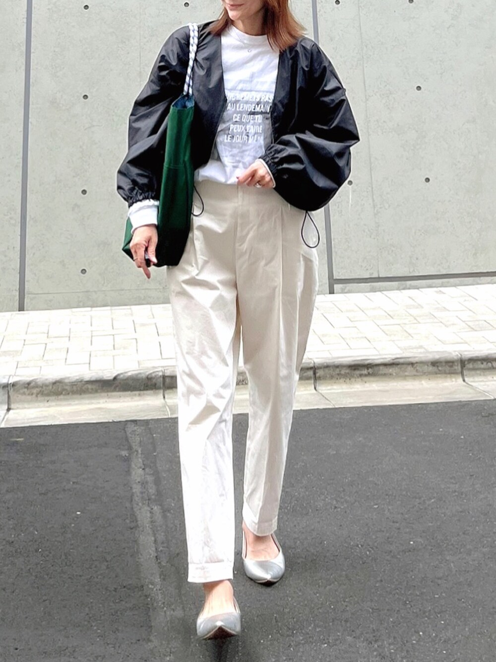 「シンプルスタイル、休日コーデ、秋ルック紹介するよ、大人カジュアル、秋、ラクチンコーデ、ブルゾン、ロンT、フォトT、テーパードパンツ、トートバッグ、ロゴ、ロゴトート、グリーン、白パンツ」｜「NOMADISの＜NOMADIS＞SAC ロゴ リバーシブル トートバッグ L（トートバッグ、グリーン系）」を使った、ＬＵＭＩＥさん（レディース・163cm）の秋コーディネートの2枚目の写真