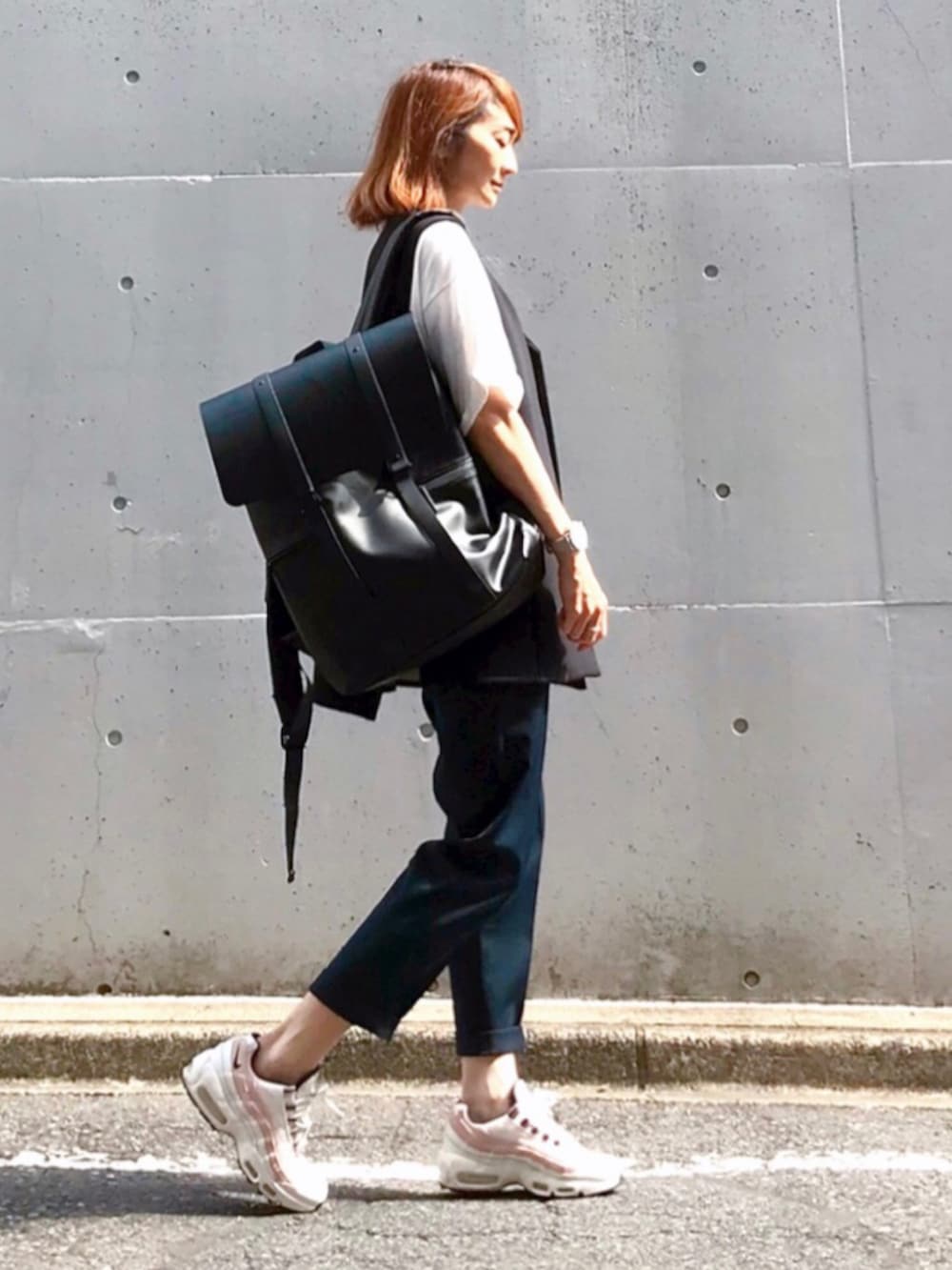 ブラック系のその他アウター、ホワイト系のTシャツ/カットソー、ブラック系のバックパック/リュックを着用したレディースの夏コーディネートの2枚目の写真