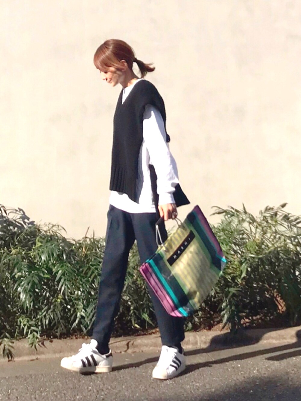 その他のバッグ、ホワイト系のTシャツ/カットソー、ブラック系のニット/セーターを着用したレディースの春コーディネートの2枚目の写真