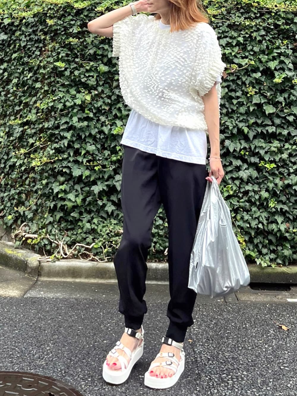 シルバー系のエコバッグ/サブバッグ、ホワイト系のシャツ/ブラウス、ブラック系のその他パンツを着用したレディースの秋コーディネートの2枚目の写真