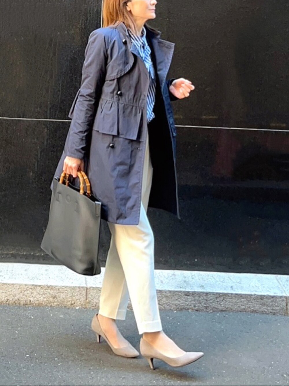 ブルー系のノーカラーコート、ホワイト系のその他パンツ、グレー系のパンプスを着用したレディースの春コーディネートの2枚目の写真