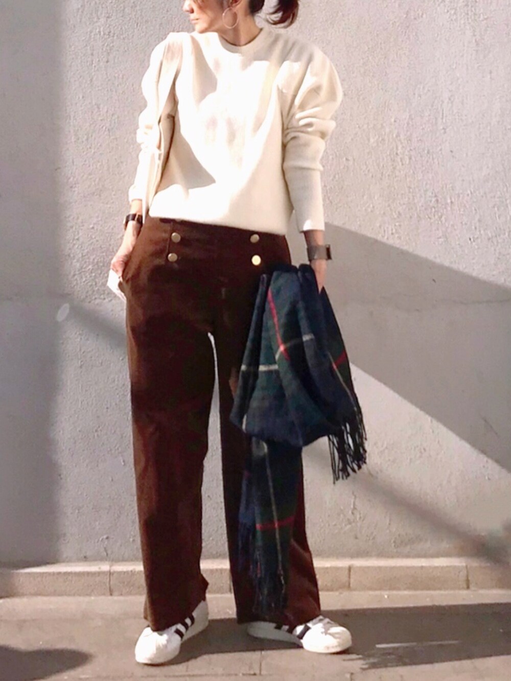 ブラウン系のその他パンツ、ホワイト系のニット/セーター、ホワイト系のトートバッグを着用したレディースの秋コーディネートの2枚目の写真