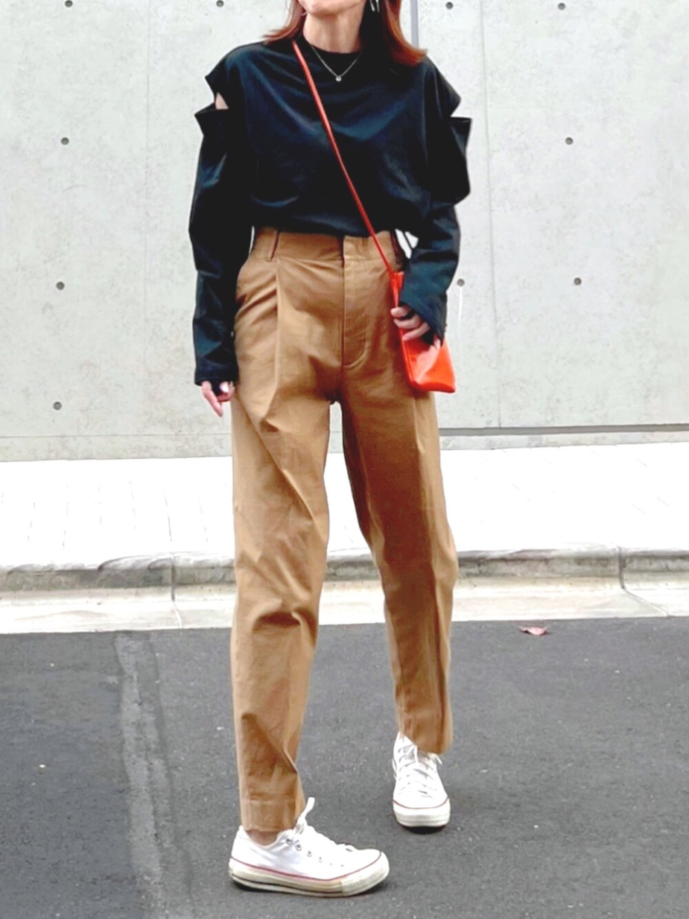 「秋のコーデ、パンツスタイル、お洒落さんとつながりたい、秋服コーデ、タックイン、着回しコーデ、シンプルスタイル、converse、ロンT、黒Tシャツ、チノパン、テーパードパンツ、ミニショルダー、白スニーカー、ハイウエスト」｜「DOUBLE STANDARD CLOTHINGのワイドテーパードチノパンツ（チノパンツ、イエロー系）」を使った、ＬＵＭＩＥさん（レディース・163cm）の秋コーディネートの2枚目の写真