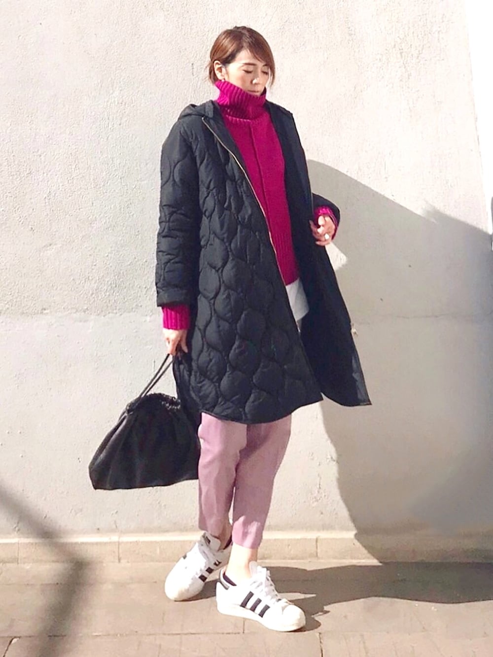 ブラック系のその他アウター、ブラウン系のハンドバッグ、パープル系のその他パンツを着用したレディースの秋コーディネートの3枚目の写真