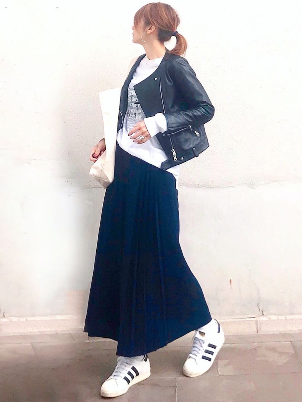 ブルー系のその他パンツ、ホワイト系のTシャツ/カットソー、ホワイト系のトートバッグを着用したレディースの秋コーディネートの2枚目の写真