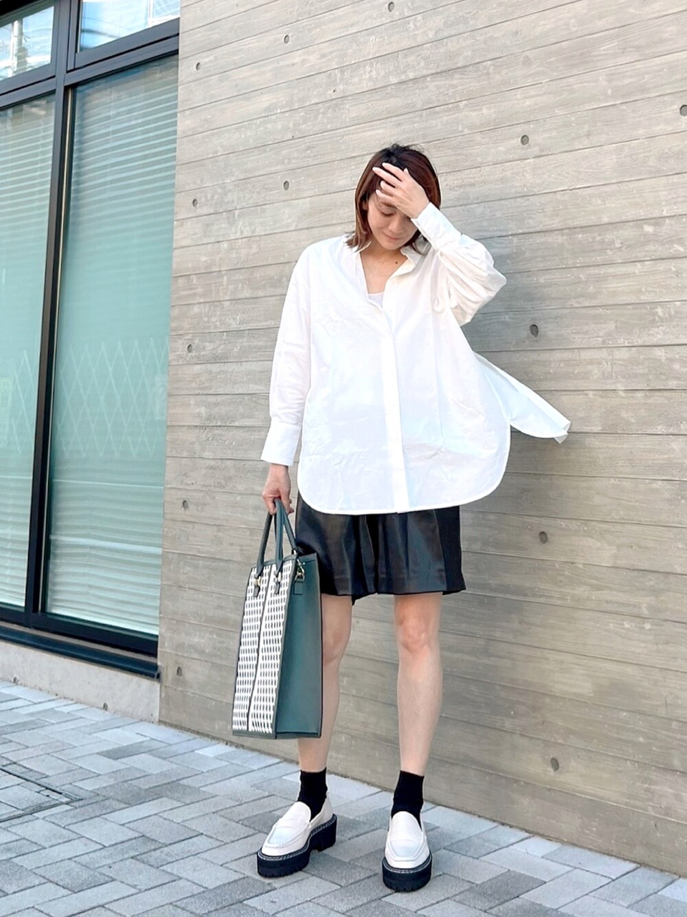 ホワイト系のシャツ/ブラウス、ブラック系のその他パンツ、ホワイト系のローファーを着用したレディースの秋コーディネートの2枚目の写真