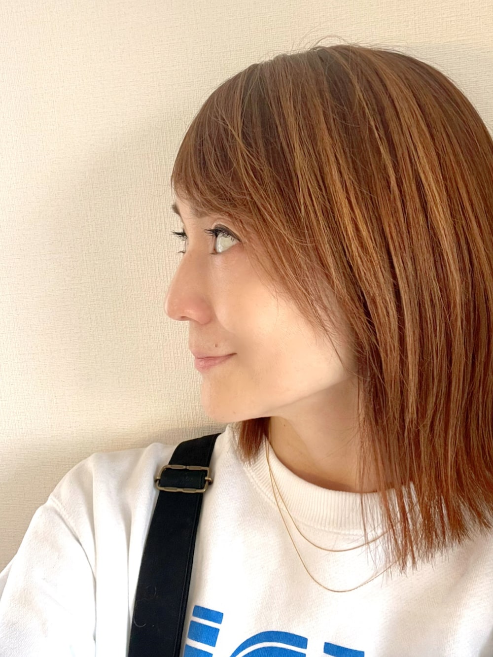 グリーン系のブルゾン、ブラック系のスカート、ホワイト系のスニーカーを着用したレディースの冬コーディネートの3枚目の写真