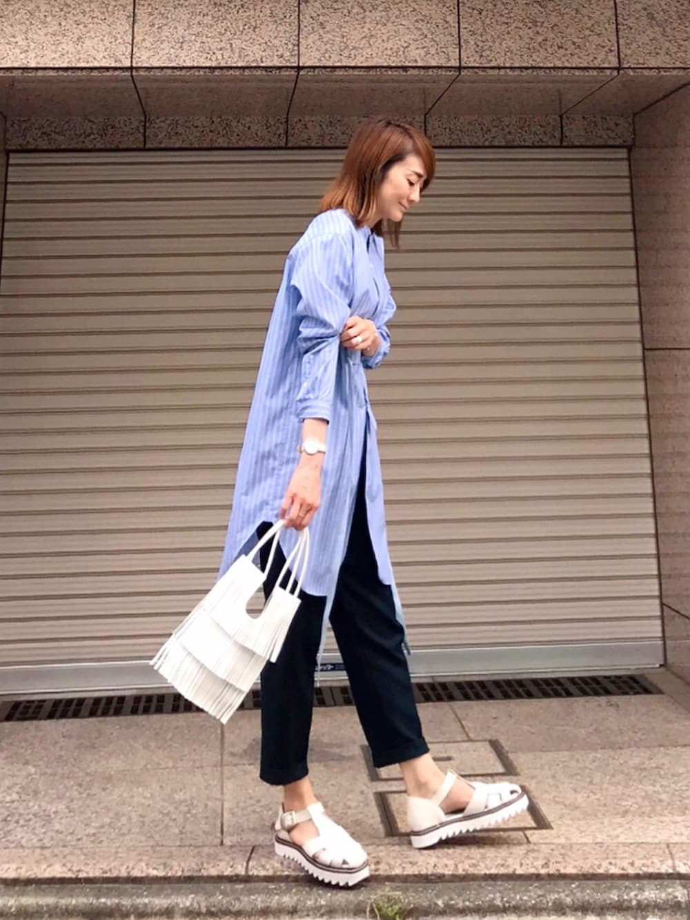 ブルー系のシャツ/ブラウス、ホワイト系のショルダーバッグ、ブルー系のその他パンツを着用したレディースの春コーディネートの2枚目の写真