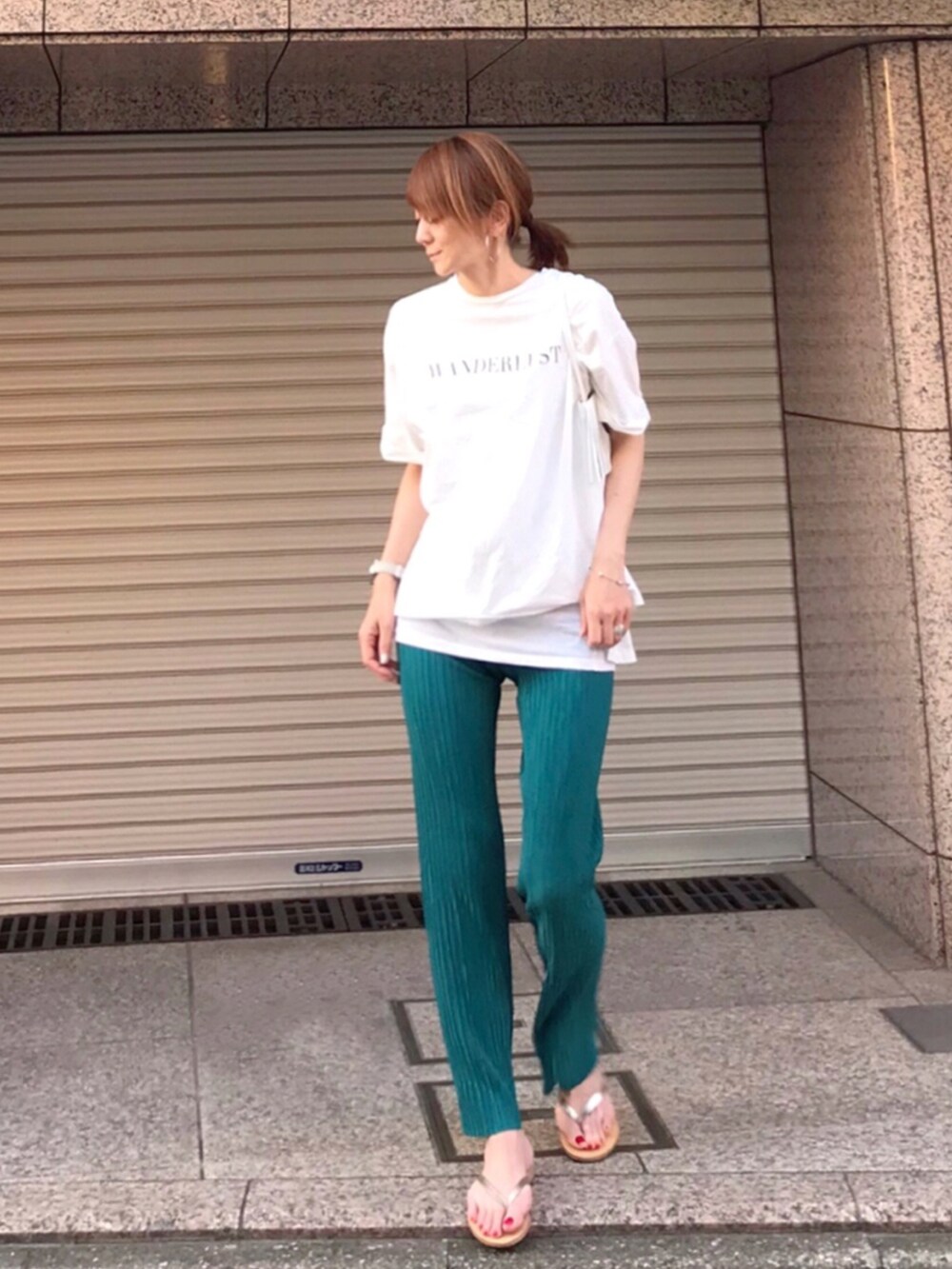 ホワイト系のTシャツ/カットソー、ブルー系のその他パンツ、ホワイト系のショルダーバッグを着用したレディースの夏コーディネートの3枚目の写真
