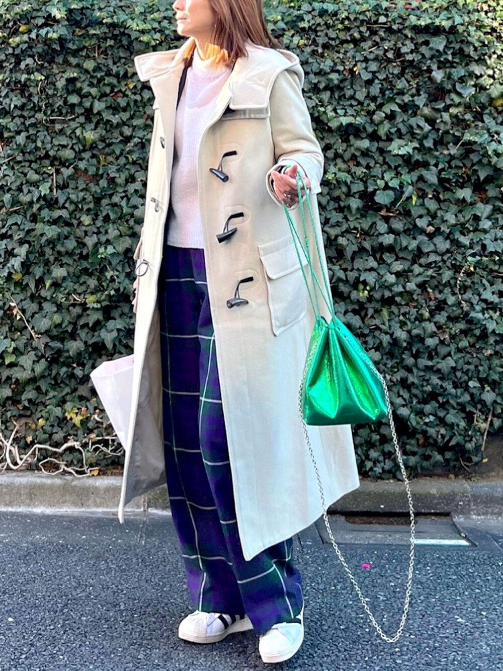 「クリスマスに着たい服、大人カジュアル、キレイめカジュアル、ニット、クリスマスコーデ、白ニット、チェックパンツ、ワイドパンツ、シアーニット、白スニーカー、ダッフルコート、アウター、冬コーデ」｜「SNIDELのデコルテシアーニットプルオーバー（ニット/セーター、ホワイト系）」を使った、ＬＵＭＩＥさん（レディース・163cm）の冬コーディネートの2枚目の写真
