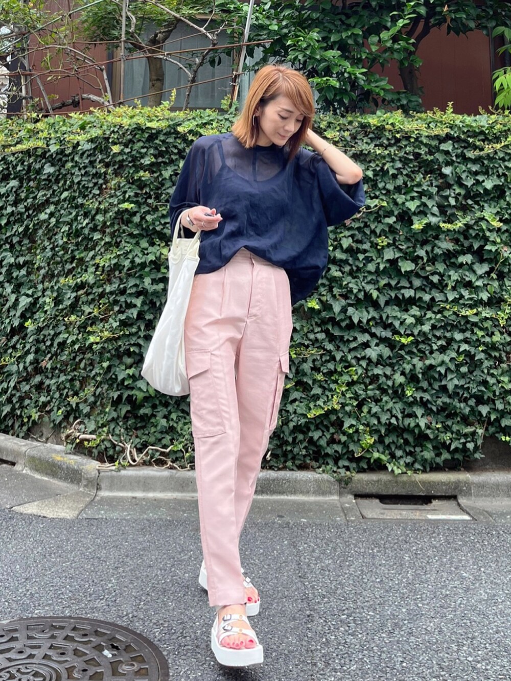 ブルー系のシャツ/ブラウス、ピンク系のその他パンツ、ホワイト系のサンダルを着用したレディースの夏コーディネートの2枚目の写真