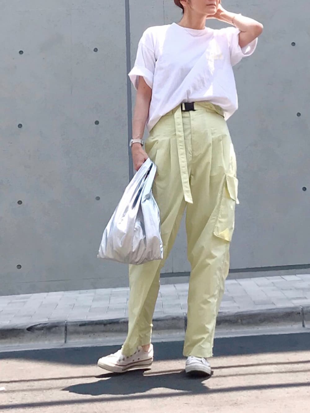 グリーン系のその他パンツ、ホワイト系のTシャツ/カットソー、シルバー系のエコバッグ/サブバッグを着用したレディースの春コーディネートの2枚目の写真