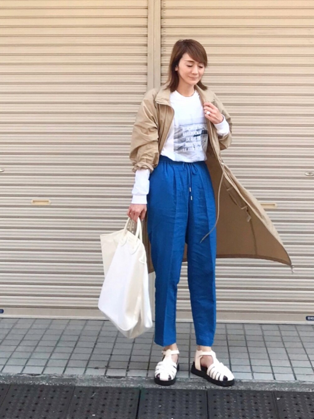 「ごきげんウィーク、休日コーデ、オトナカジュアル、カジュアル、リラックススタイル、カラーコーデ、春服、春アウター、カラーパンツ、トートバッグ、ブルー、フォトT、リネンパンツ、ロンT、グルカサンダル」｜「coenの[接触冷感機能付き］リネンレーヨンテーパードパンツ#（その他パンツ、ブルー系）」を使った、ＬＵＭＩＥさん（レディース・163cm）の春コーディネートの2枚目の写真