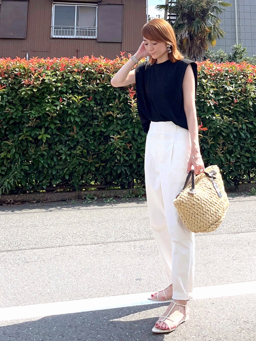 ホワイト系のその他パンツ、ベージュ系のハンドバッグ、ブラック系のTシャツ/カットソーを着用したレディースの夏コーディネートの2枚目の写真