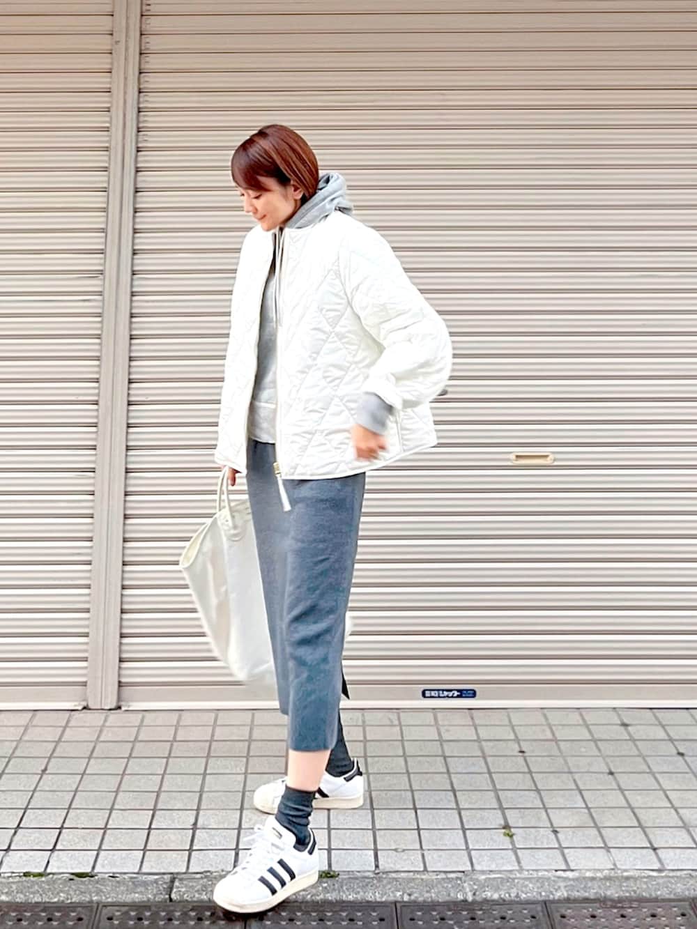 ホワイト系のその他アウター、ホワイト系のスニーカー、ホワイト系のトートバッグを着用したレディースの秋コーディネートの2枚目の写真