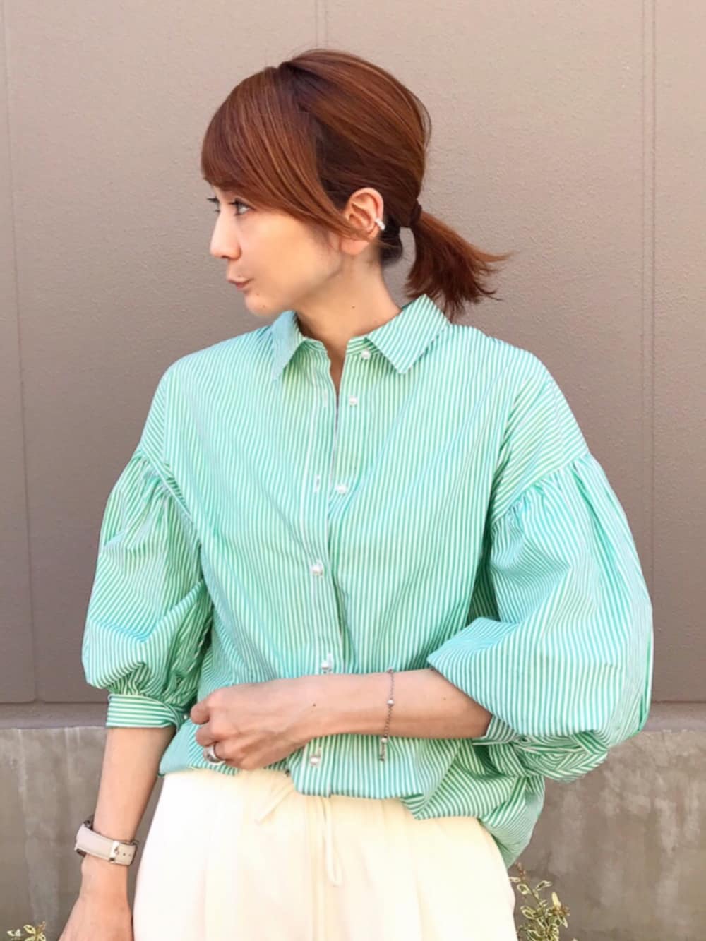 グリーン系のシャツ/ブラウス、ブラウン系のハンドバッグ、ホワイト系のその他パンツを着用したレディースの夏コーディネートの3枚目の写真