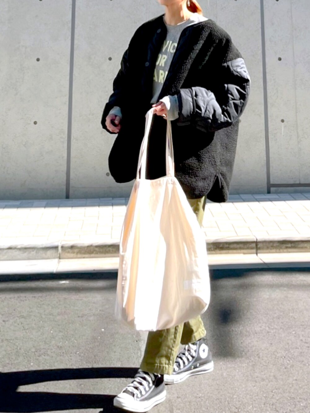 ブラック系のノーカラージャケット、グレー系のTシャツ/カットソー、グリーン系のその他パンツを着用したレディースの秋コーディネートの3枚目の写真