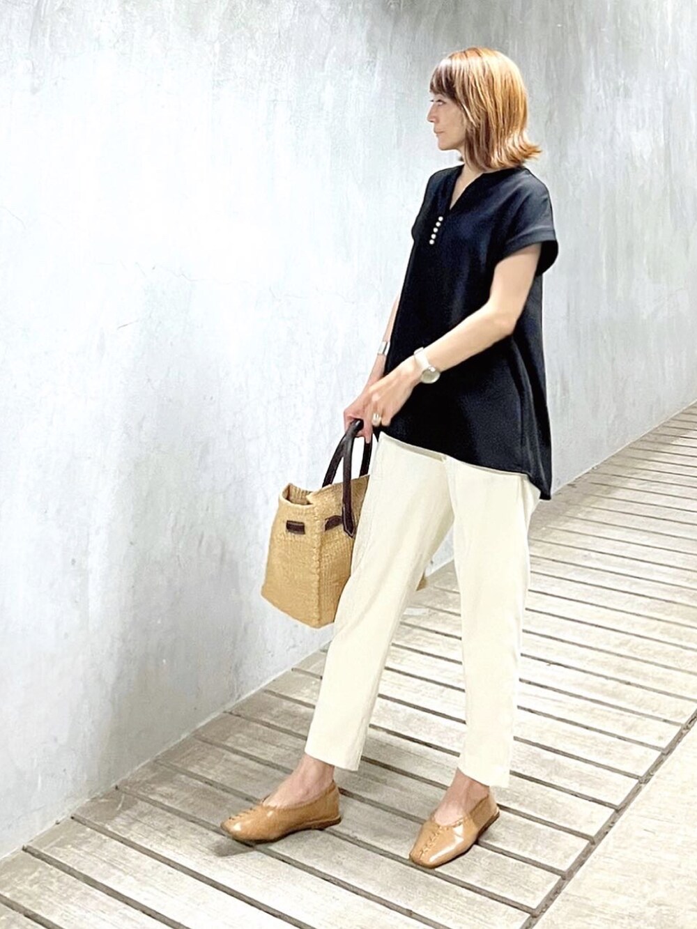 ブラック系のシャツ/ブラウス、ホワイト系のその他パンツ、ベージュ系のパンプスを着用したレディースの春コーディネートの3枚目の写真